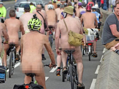 В Британии прошел парад голых велосипедистов
