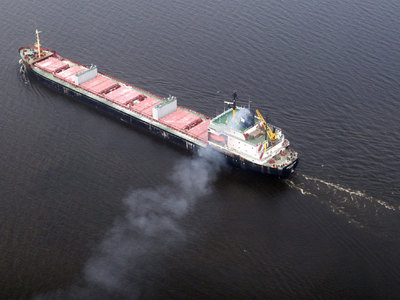 В Северном море горит судно с грузом минеральных удобрений