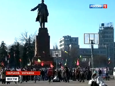 Памятник Ленину в Харькове повалили краном и тросами