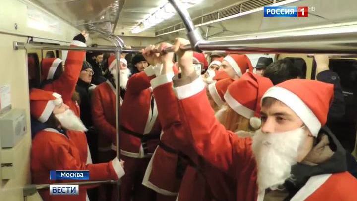 Деды морозы в метро москвы. Дед Мороз в метро. Пьяный дед Мороз в метро. Нападение Санта Клауса. Нападение дедов Морозов.